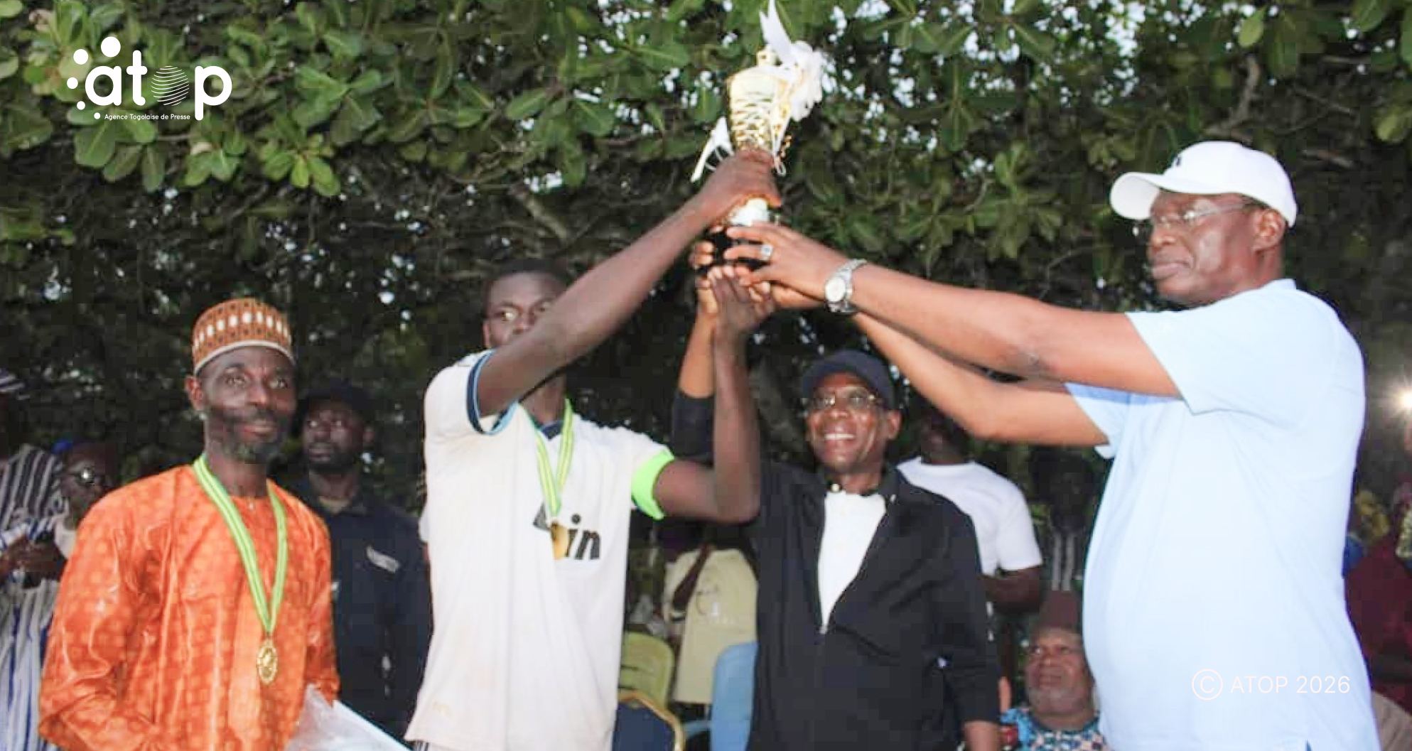 63 MM. Adoyi et Ouro Sama 1er et 2eme de la droite remettant le trophee au capitaine de Diaspora FC