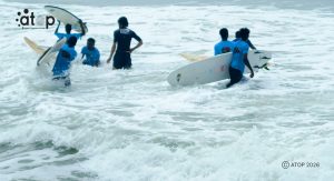 65 Seance de demonstration du surf dans la mer