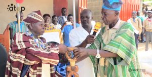 7 Le chef canton de Kande Kadjou Assetina a gauche recevant ses attributs des mains du president du Conseil des chefs traiditionnels de la Keran