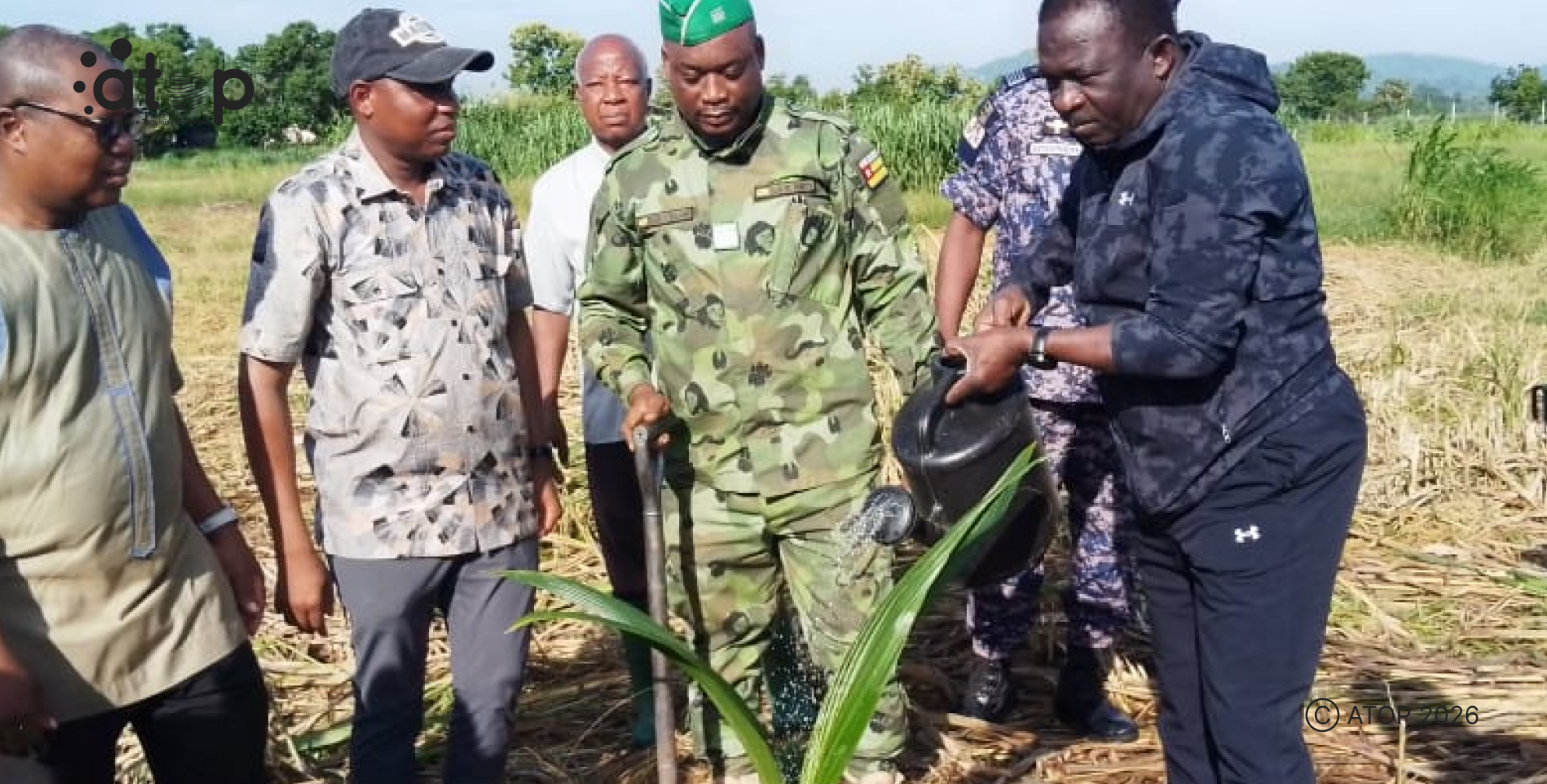 73 Le gouverneur Dadja Maganawe arrosant un jeune cocotier quil a plante