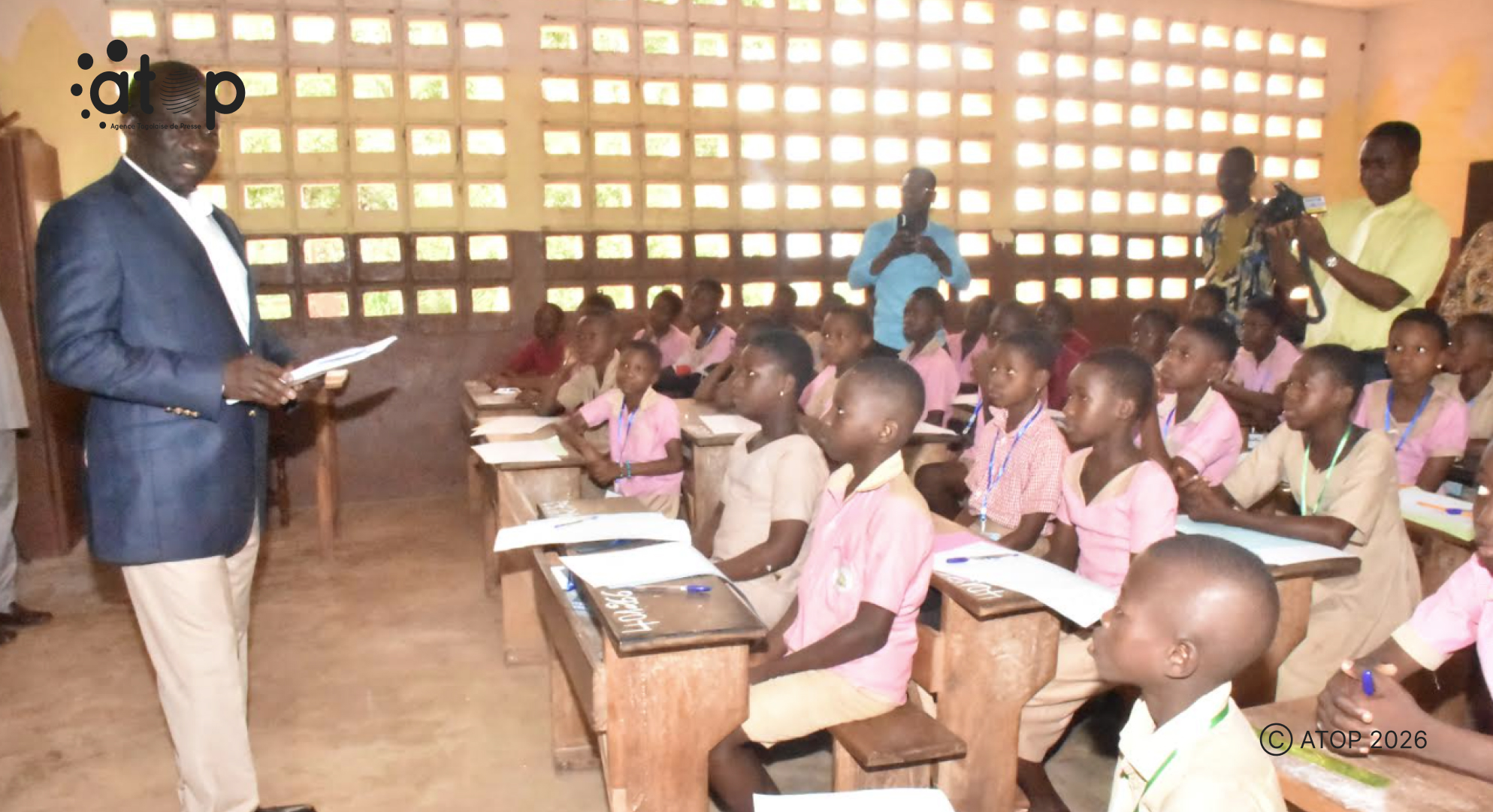 8 Le gouverneur Dadja Maganawe souhaitant bonne chance aux candidats en les distribuant les epreuves