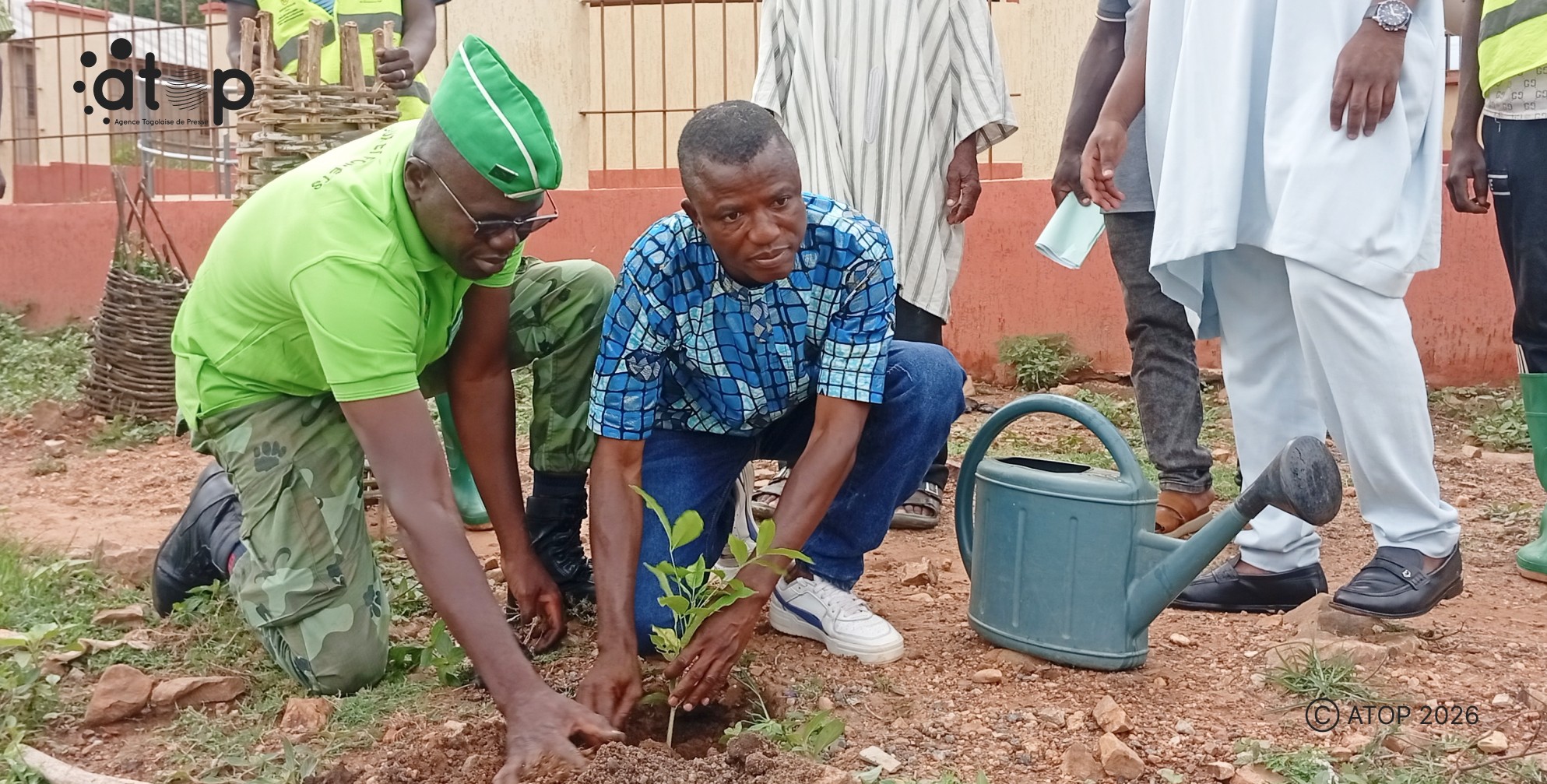 8 Le secretaire general de la prefecture de Bassar Daro Gbandi plantant un arbre