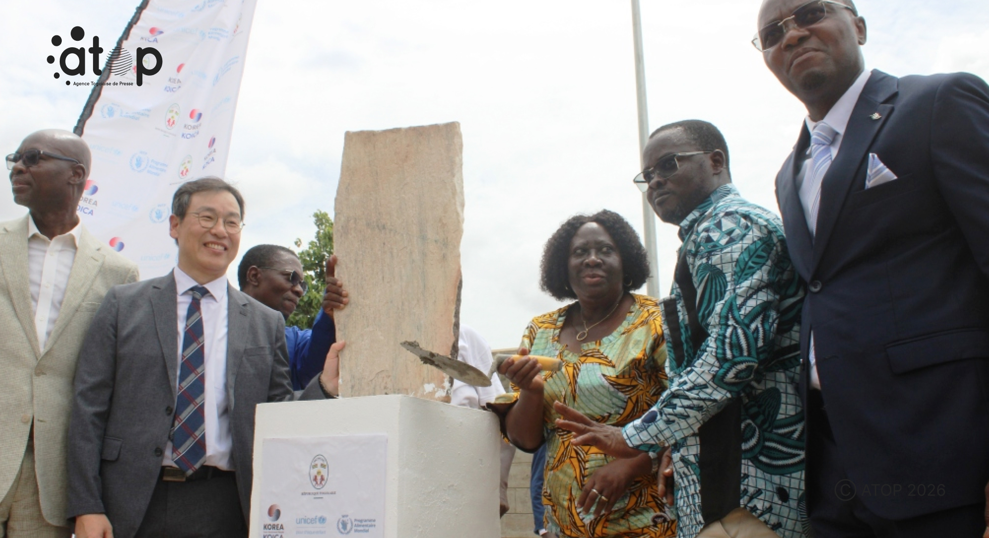 9 La ministre posant la premiere pierre pour la construction dun forage et des latrines au CHP de Dankpen