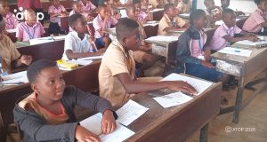 Des candidats dans une salle dexamen