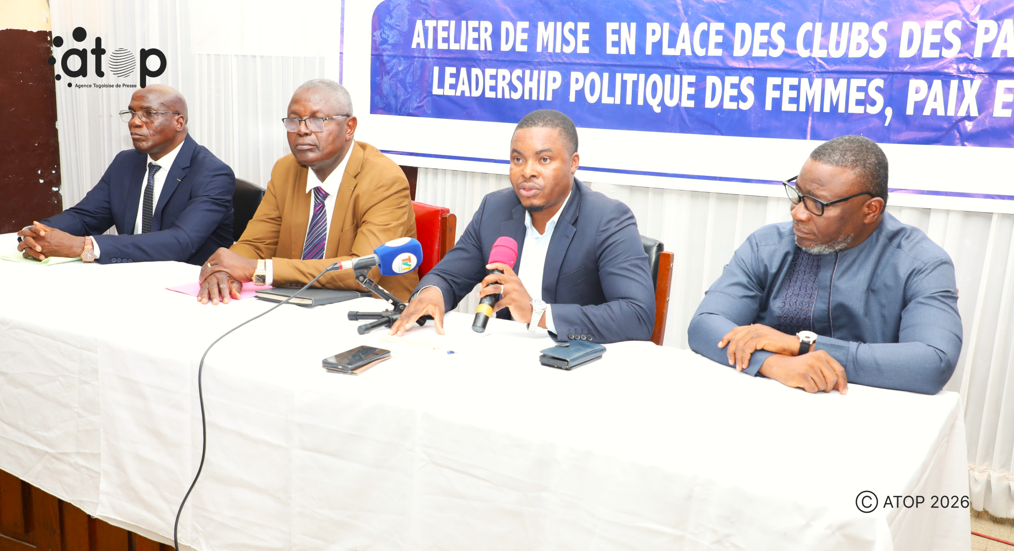 Des clubs de paires éducatrices en leadership politique installés dans le Grand Lomé 1 La table dhonneur 1 1