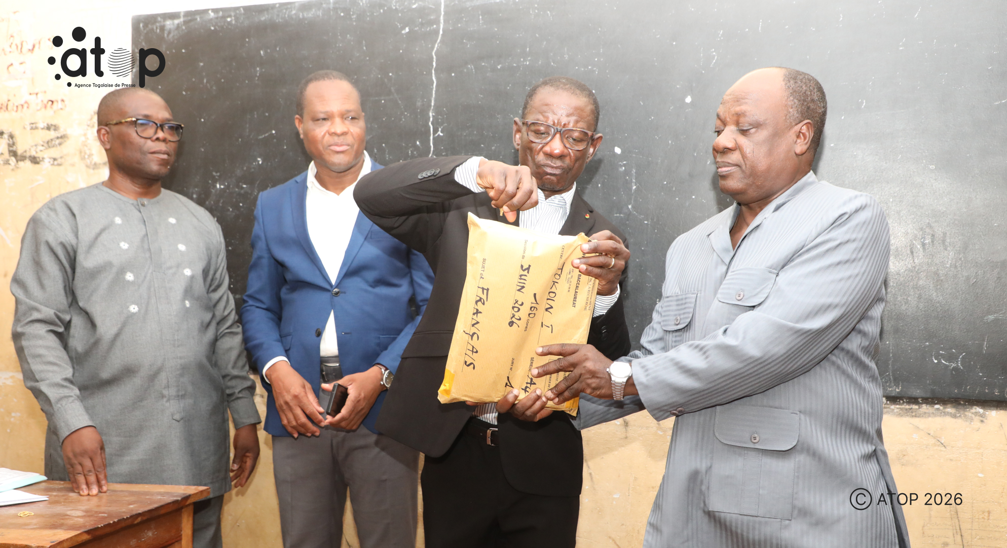 Éducation : 76 098 candidats à la conquête du BAC 2 1 Le ministre Omorou ouvrant lenveloppe des epreuves Lycee Tokoin 1