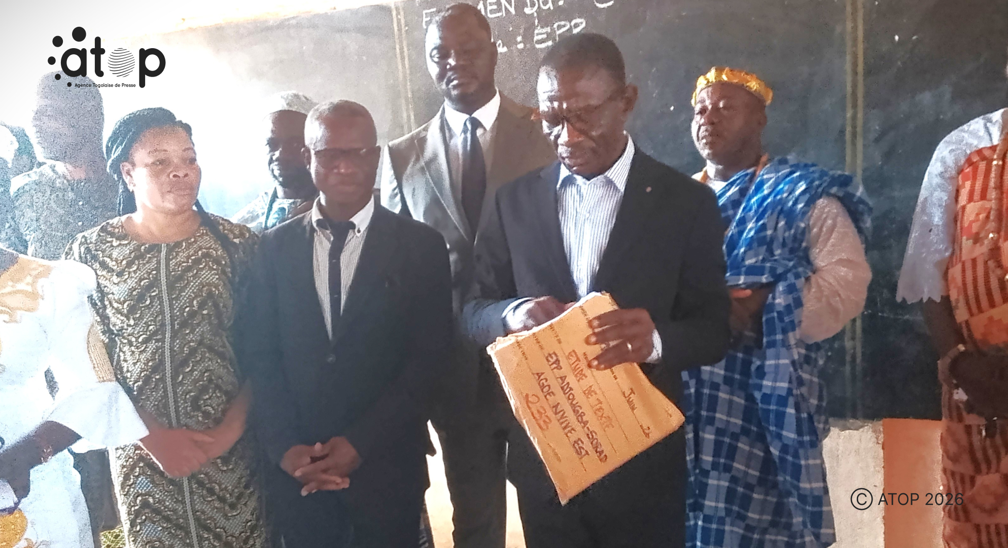 Le ministre ouvrant lenveloppe contenant des epreuves