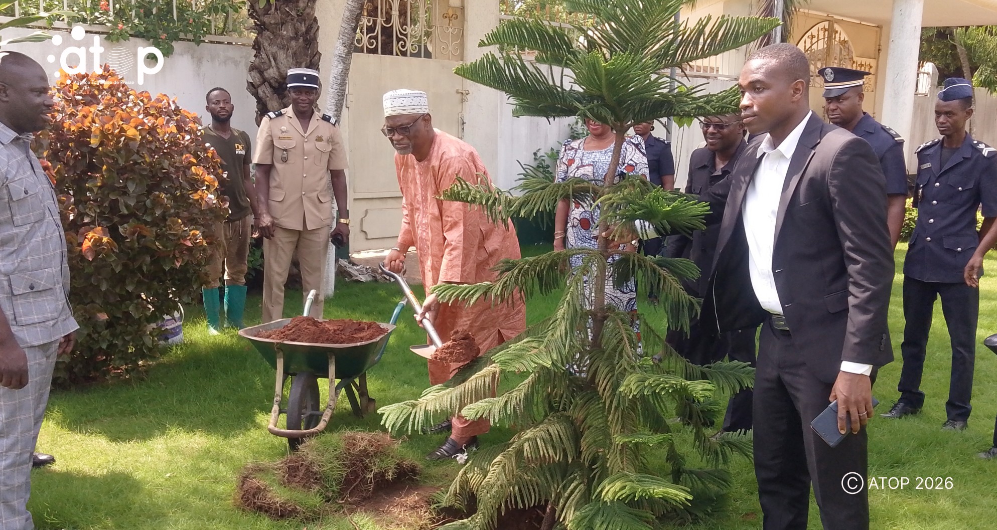 Le president Barque en train de mettre son plant en terre