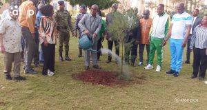 Le president Klassou arrosant son plant