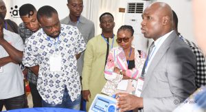 Les medecins suivant le mode demploi dun defibrillateur