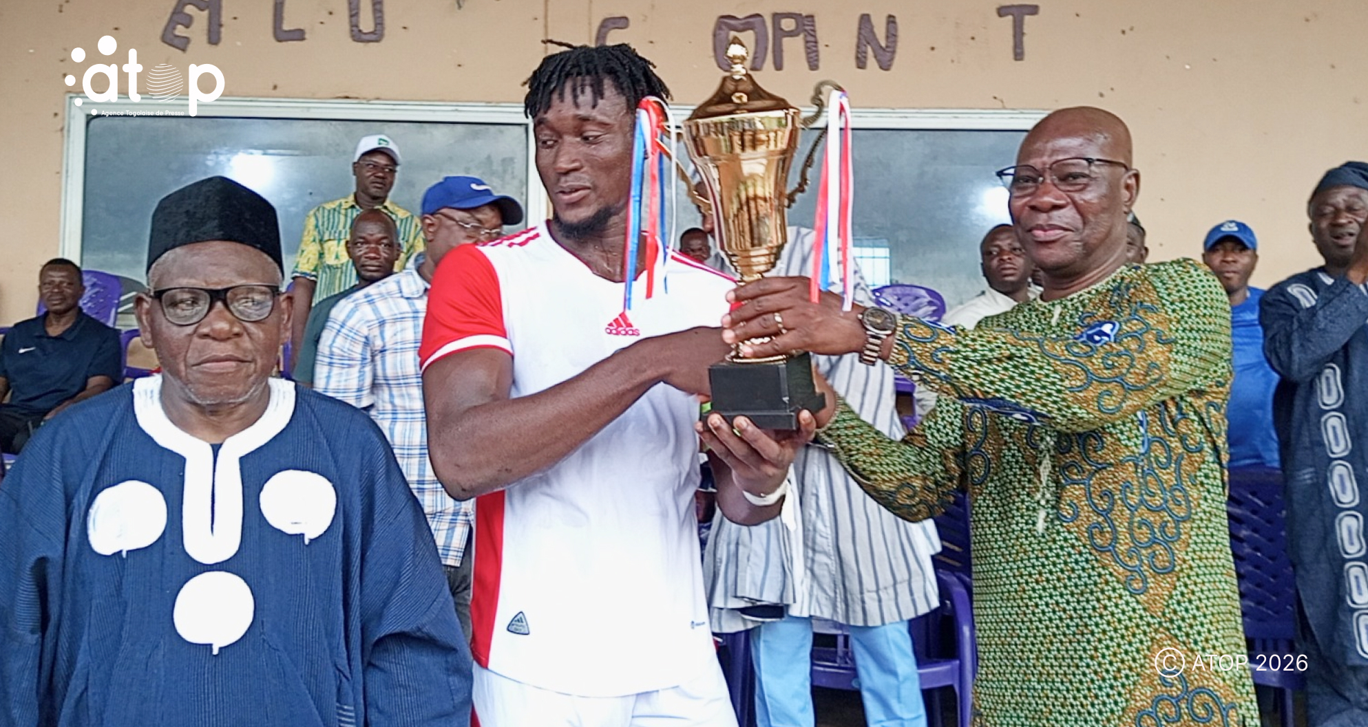 PHOTO 11 Le prefet Tchimbiandja remettant le trophee au capitaine de kangara FC en presence de M. Tchagao