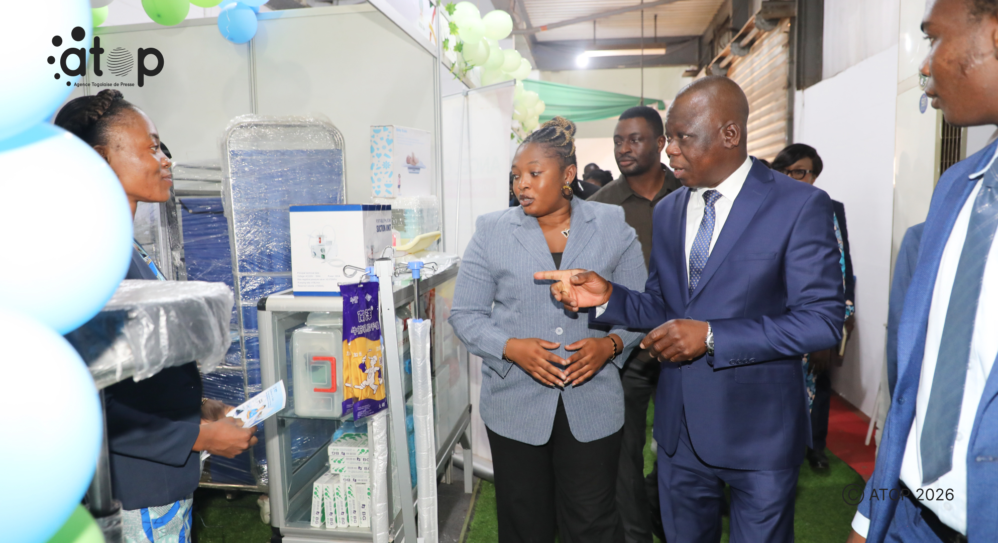 Visite de stand par le ministre de la sante