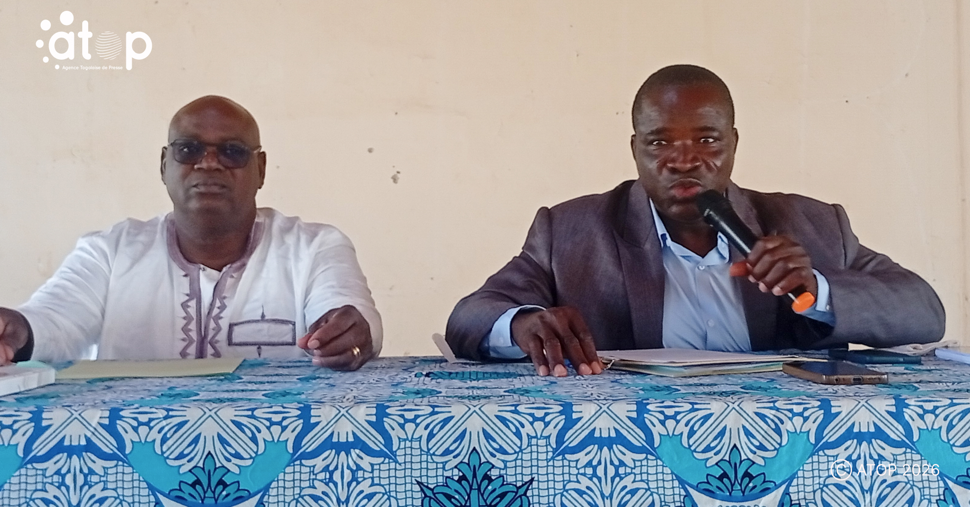 10 Le prefet a droite ouvrant la session.