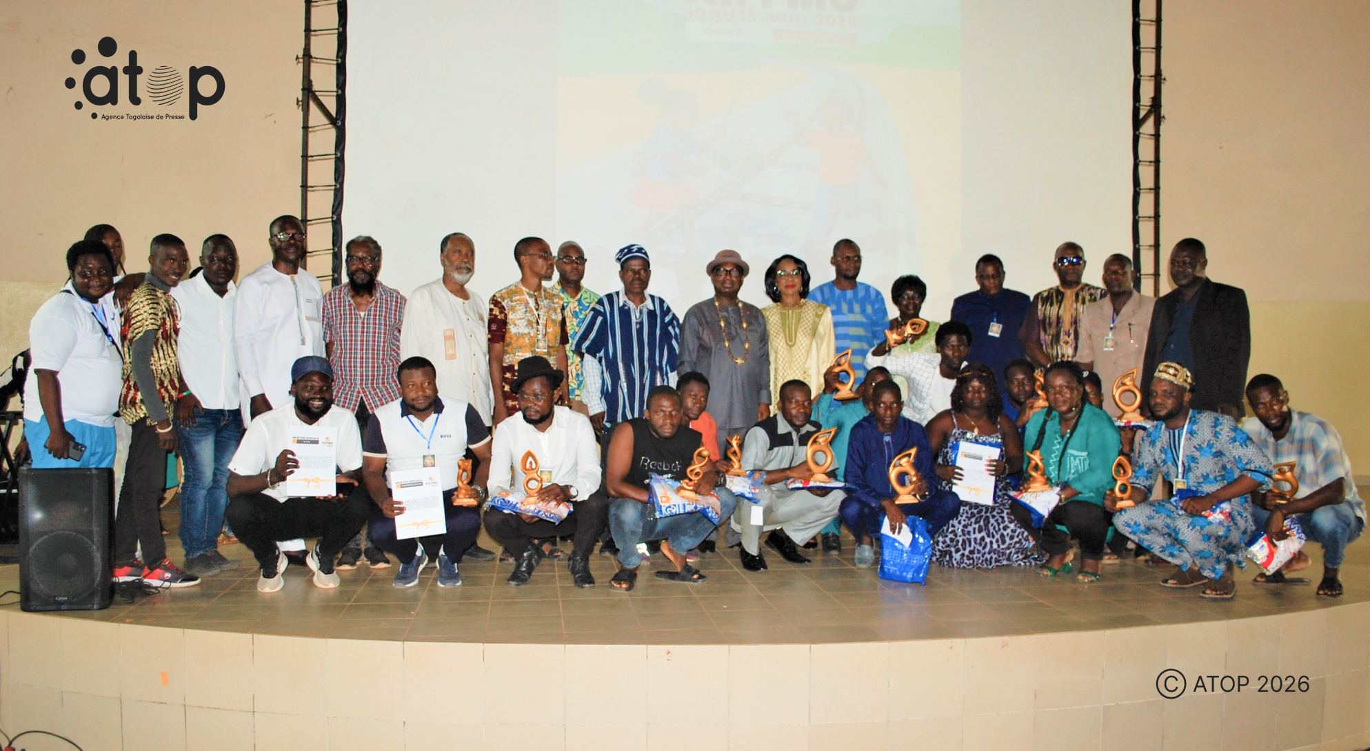 10 Les recipiendaires ont pose avec le president du KIFFMU
