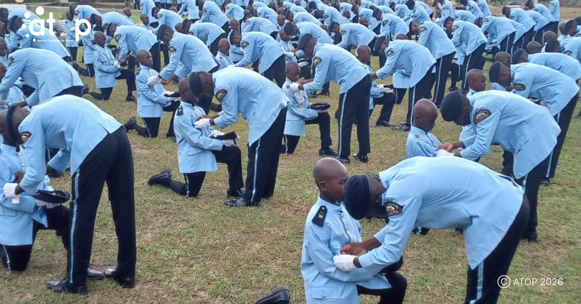 12 Les aines placant les barettes aux cadets