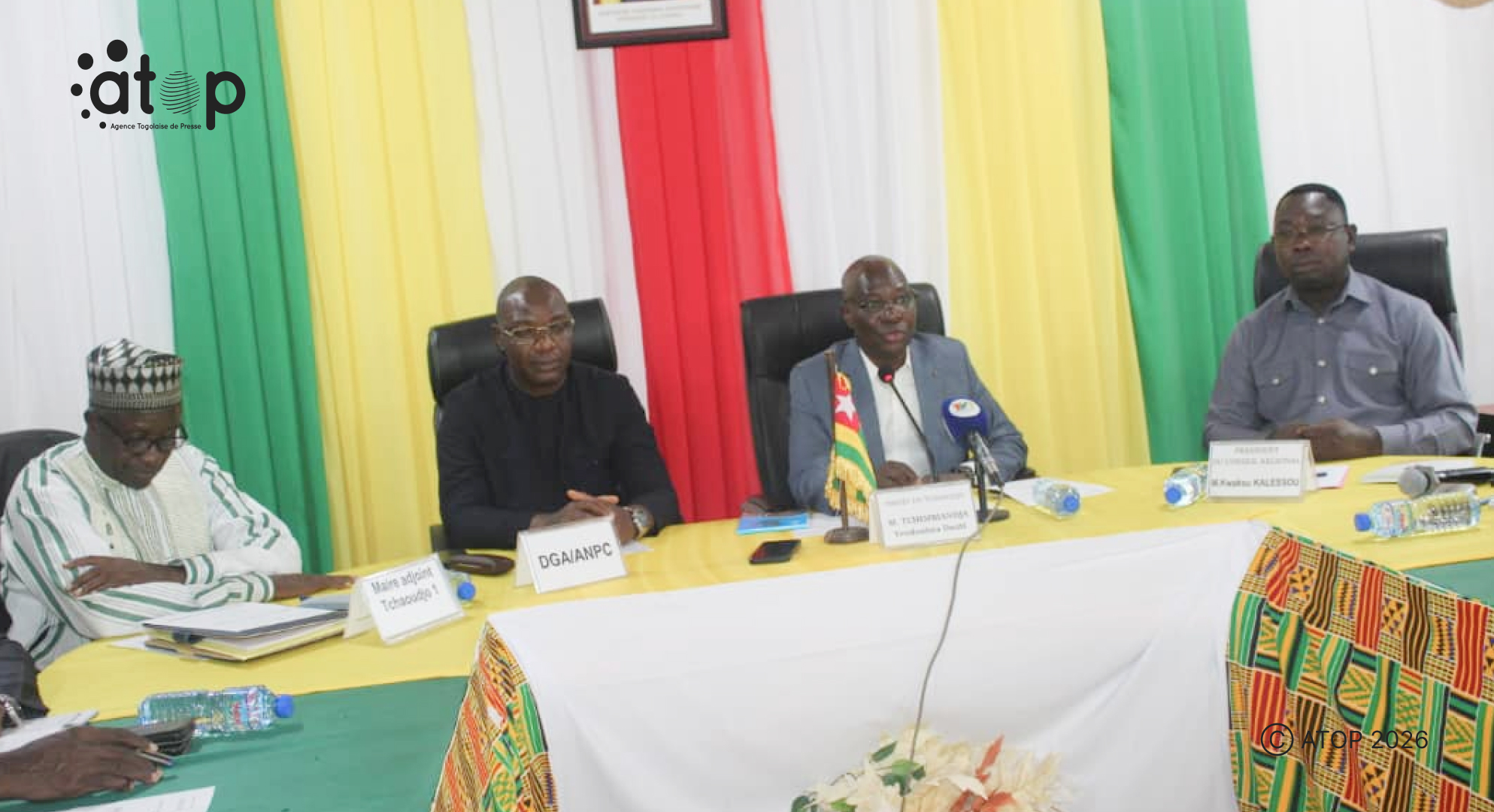 13 Le prefet Tchimbiandja au milieu ouvrant les travaux