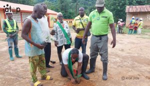Environnement : L’enceinte de l’école primaire évangélique presbytérienne de Kessibo reboisée 2 13 Le vice president Alassane Issaou mettant en terre un jeune plant