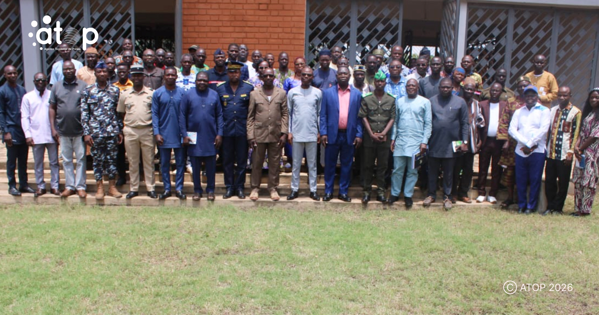 13 Les officiels et participants ensemble