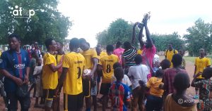 14 Lequipe victorieuse savourant sa victoire