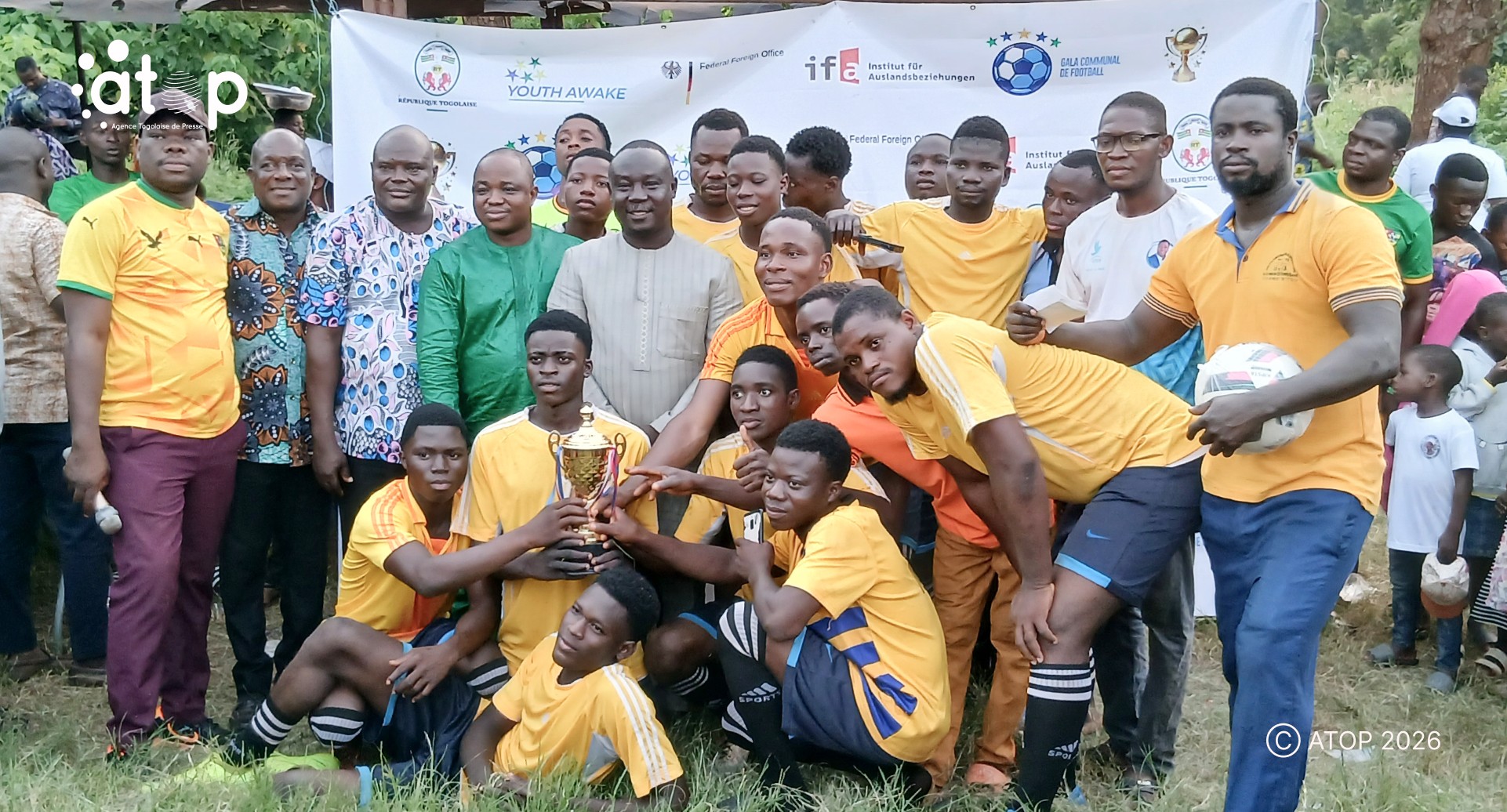 Yoto/coupe du gala communal de football de Youth awake : Victoire FC du canton de Tométy-Kondji sacré (2 tab - 1) 1 15 Autorites locales et promoieurs ont pose avec lequipe victorieuse
