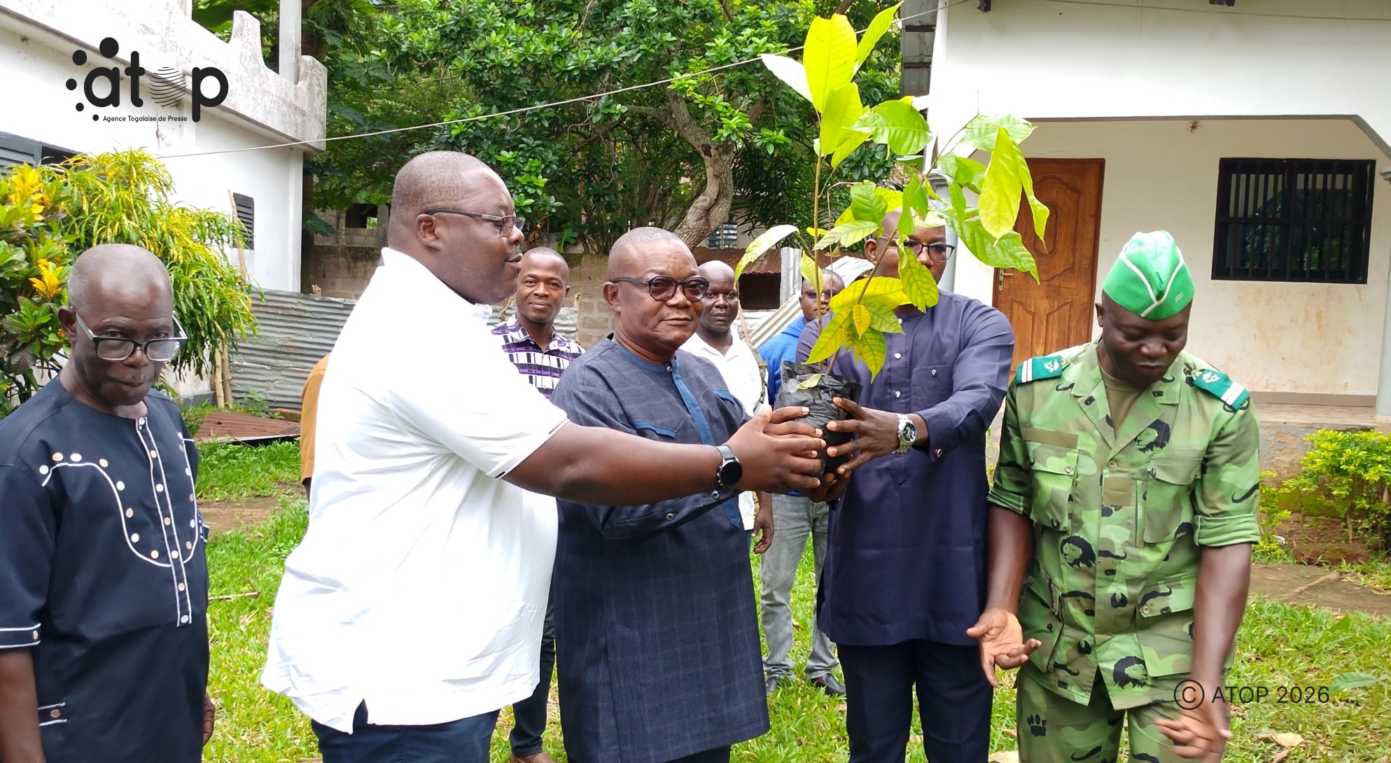 15 Le directeur general de lONG ADE Prince Tefe 1er a gauche remettant symboliquement un jeune aux autorites communales