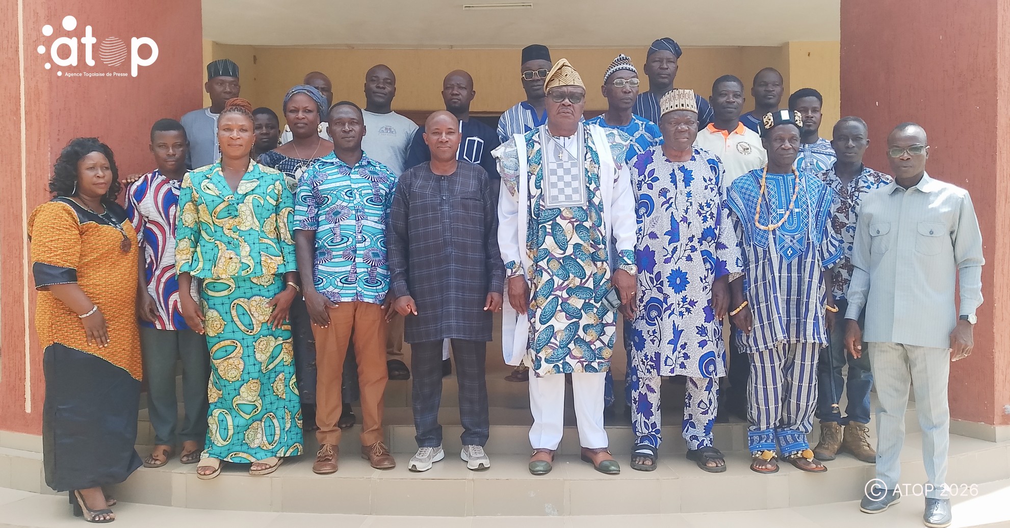 15 Le nouveau executif a pose avec les officiels