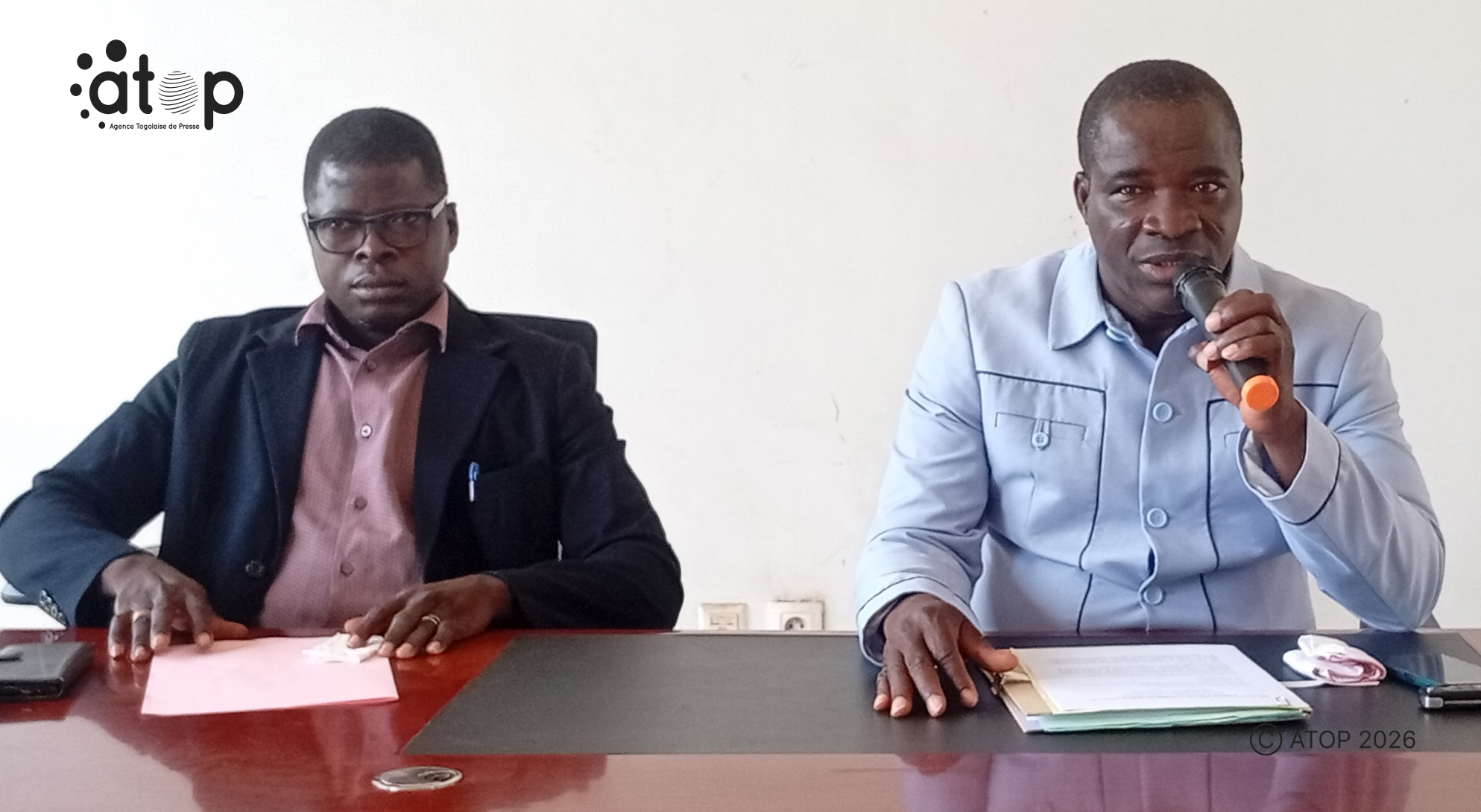 15 Le prefet de Bassar Lt col au micro ouvrant la 3eme session