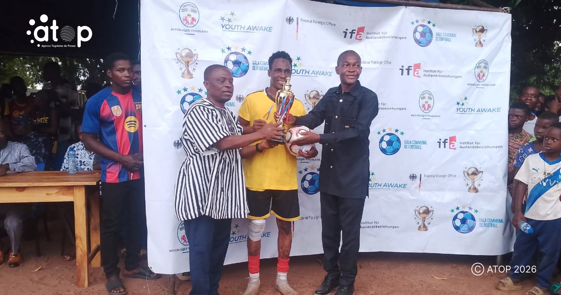 15 Les autorites remettant le trophee au capitaine de lequipe victorieuse