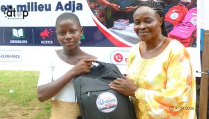15 Mme Menssah Atoemne Agnele remettant le kit au beneficiaire