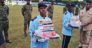 15 Un officier superieur remettant le prix a un laureat