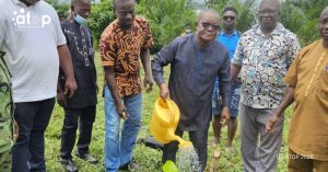 16 Ladjoint au maire de Kpele 2 arrosant son plant mis en terre