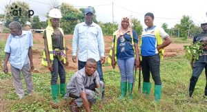 17 Le SG de la prefecture Daro Ouro Gnandi mettant en terre un plant.