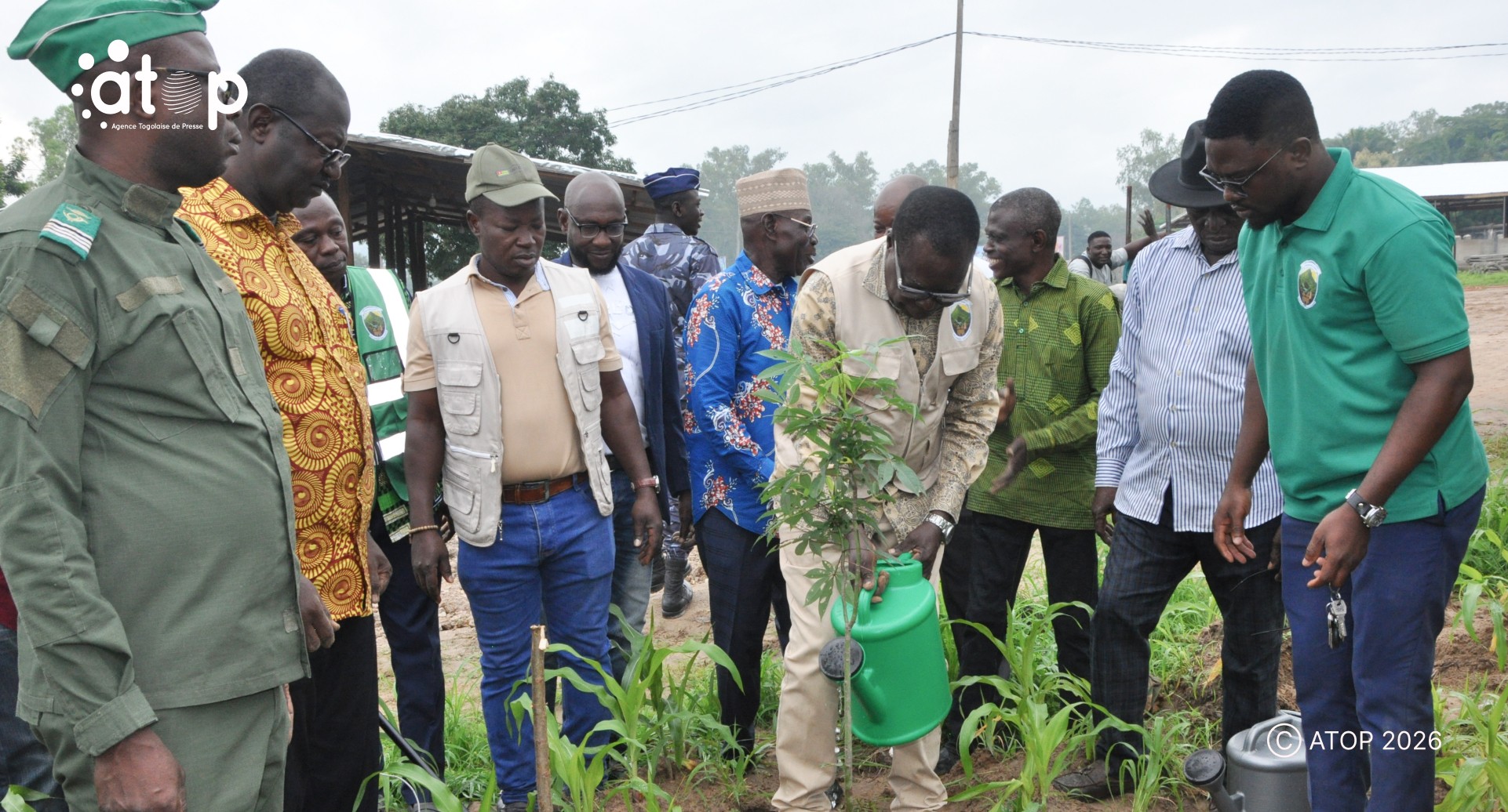 17 Le president Bakem arrossant son plant mis en terre
