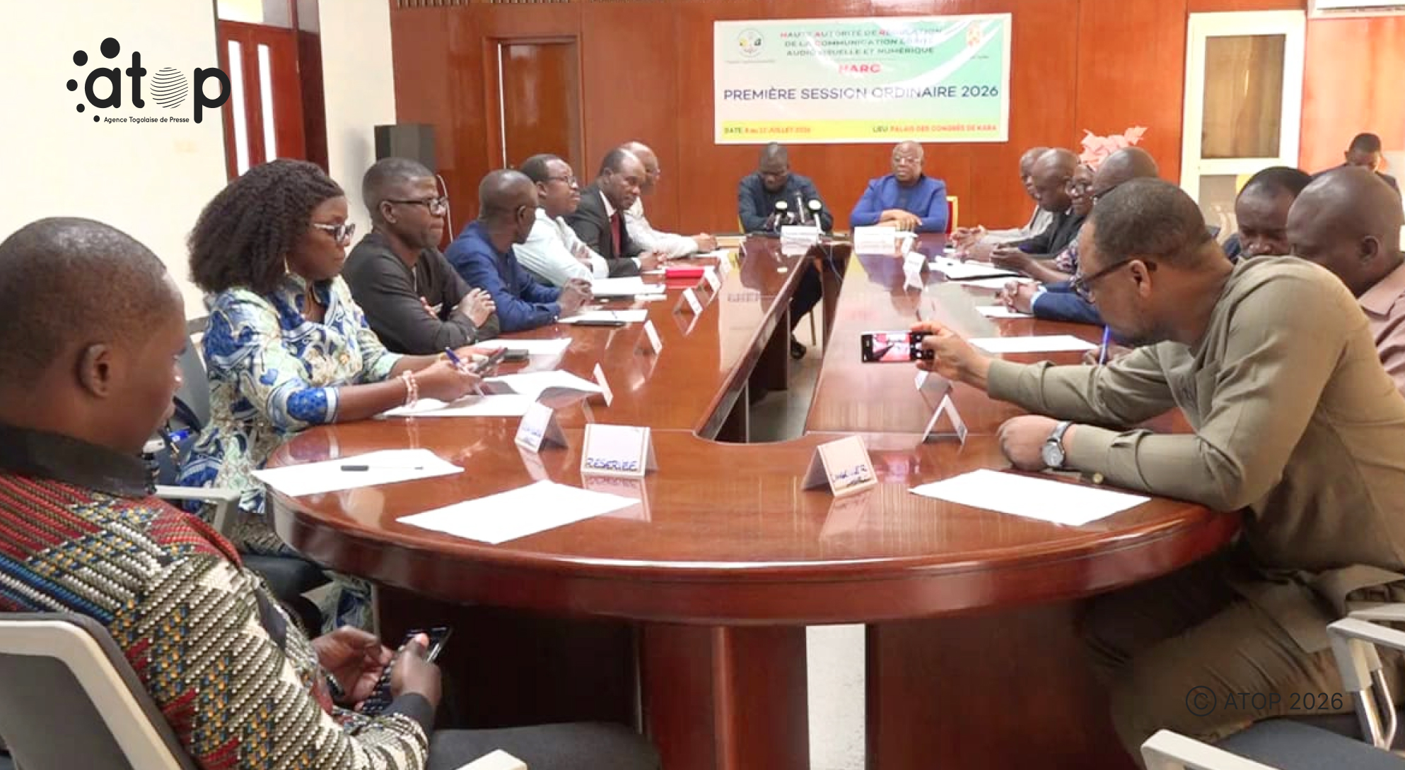 17 Les participants en table ronde attentifs au mot de bienvenue du SG gouvernorat