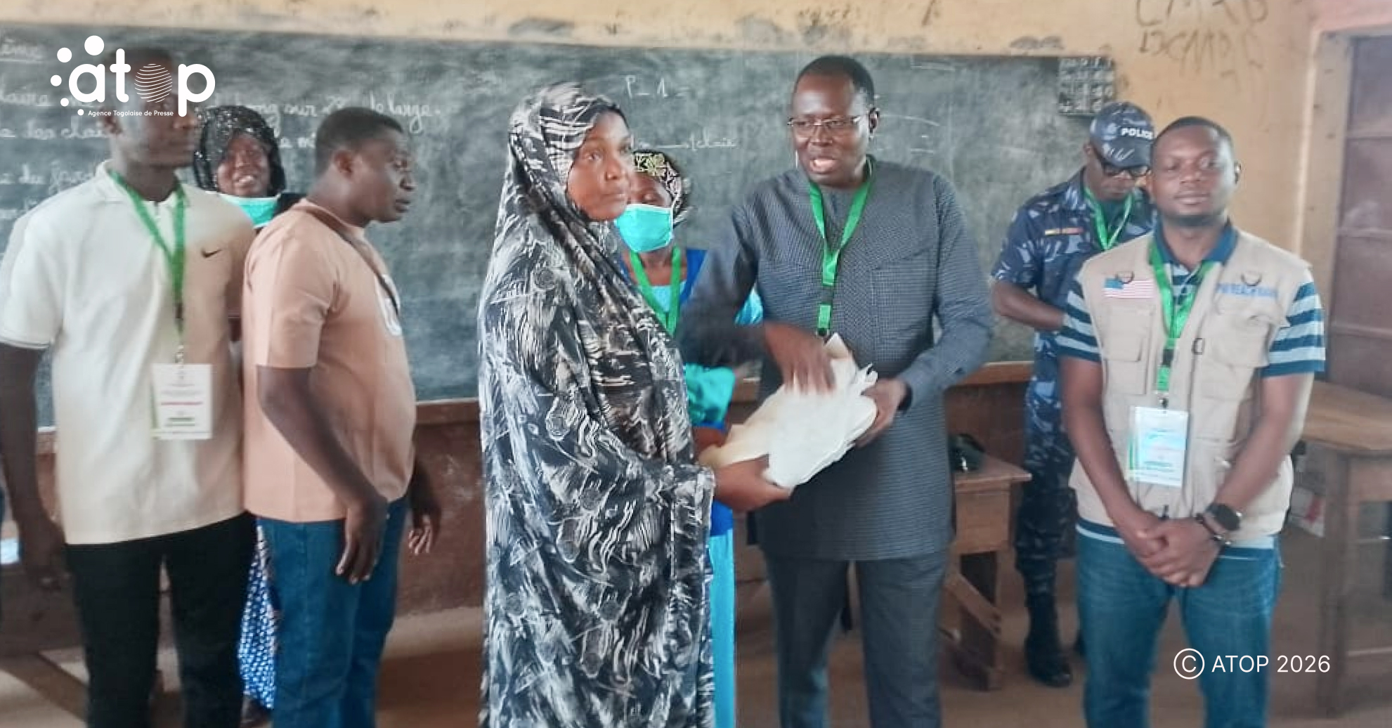 18 Le prefet Col Kondi remet une MII a une mere a Mango