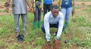 18 Le president de lassociation ATV mettant en terres un plant.