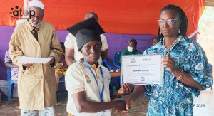 19 Mme Anayo a droite remet le diplome a une laureate