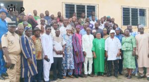 Tchaoudjo/Artisanat : Le bureau exécutif et les présidents des commissions de la CPM installés 2 19 Officiels et participants M. Kpelafia au milieu en tenue traditionnelle