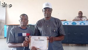 2 Le SG Ouro Daro Gnandi remettant une attestation a un retraite.
