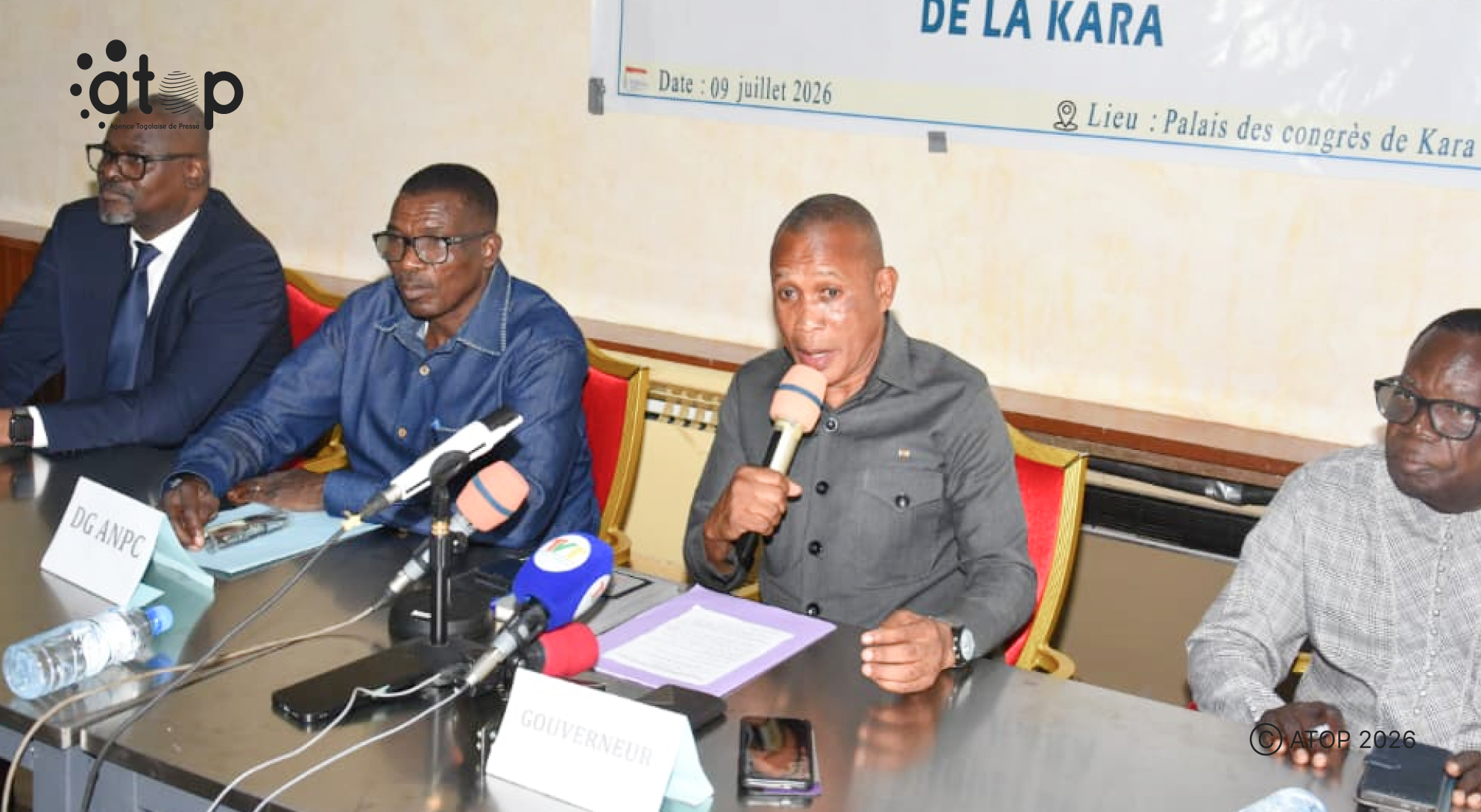 20 Le gouverneur micro livrant son mot douverture des travaux