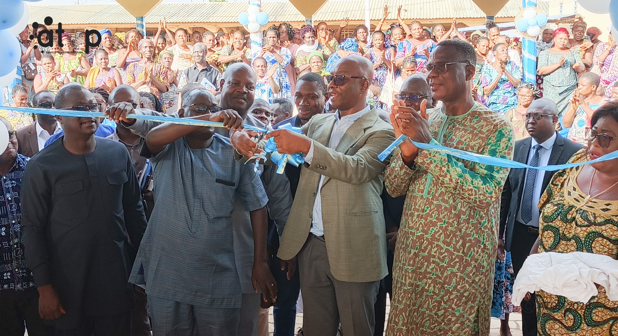 20 Les officiels coupent le ruban symbolique