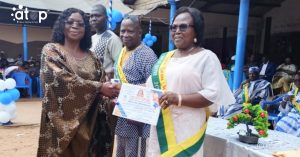 Zio/éducation : Des enseignants retraités de l'IEPP Zio-centre honorés à Tsévié 2 20 Mme Gbegbe a gauche remettant un tableau dhonneur a une recipiendaire