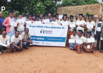 Vo/programme Street Business School (SBS) : Des bénéficiaires reçoivent leur certificat
