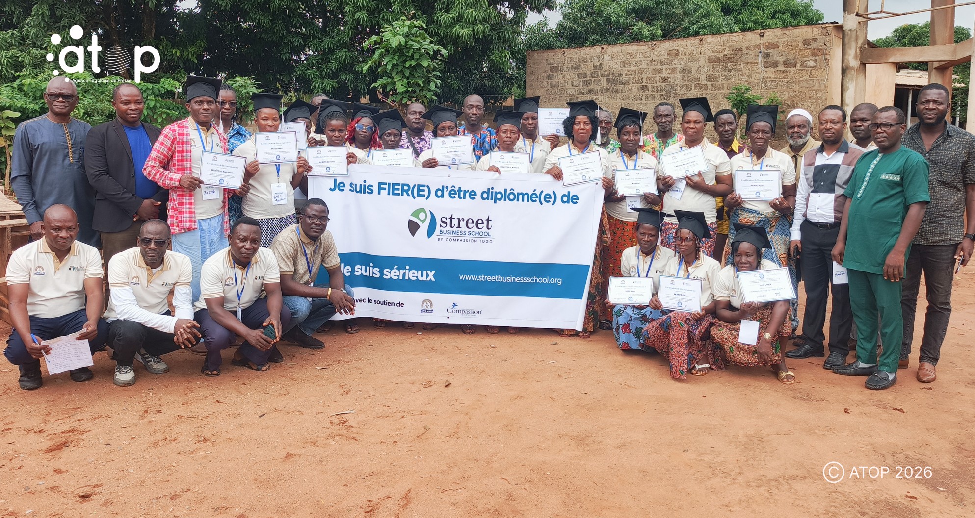 21 Laureats et officiels en photo de famille