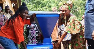 21 Mme. Adedje a gauche remettant la decortiqueuse a Mme Ali