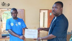 22 M. Akakpo a droite remettant lattestation a un stagiaire
