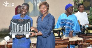 22 Mme Hallawan remettant un kit complet aun apprenti mecano