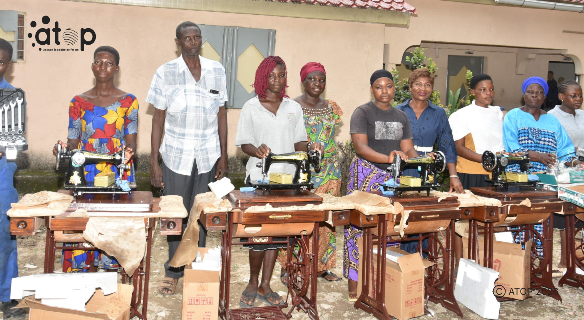 23 Beneficiaires donateurs et formateurs ont pose ensemble