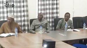 23 Le prefet Issaka 2e de la gauche et les autres acteurs en pleine reunion