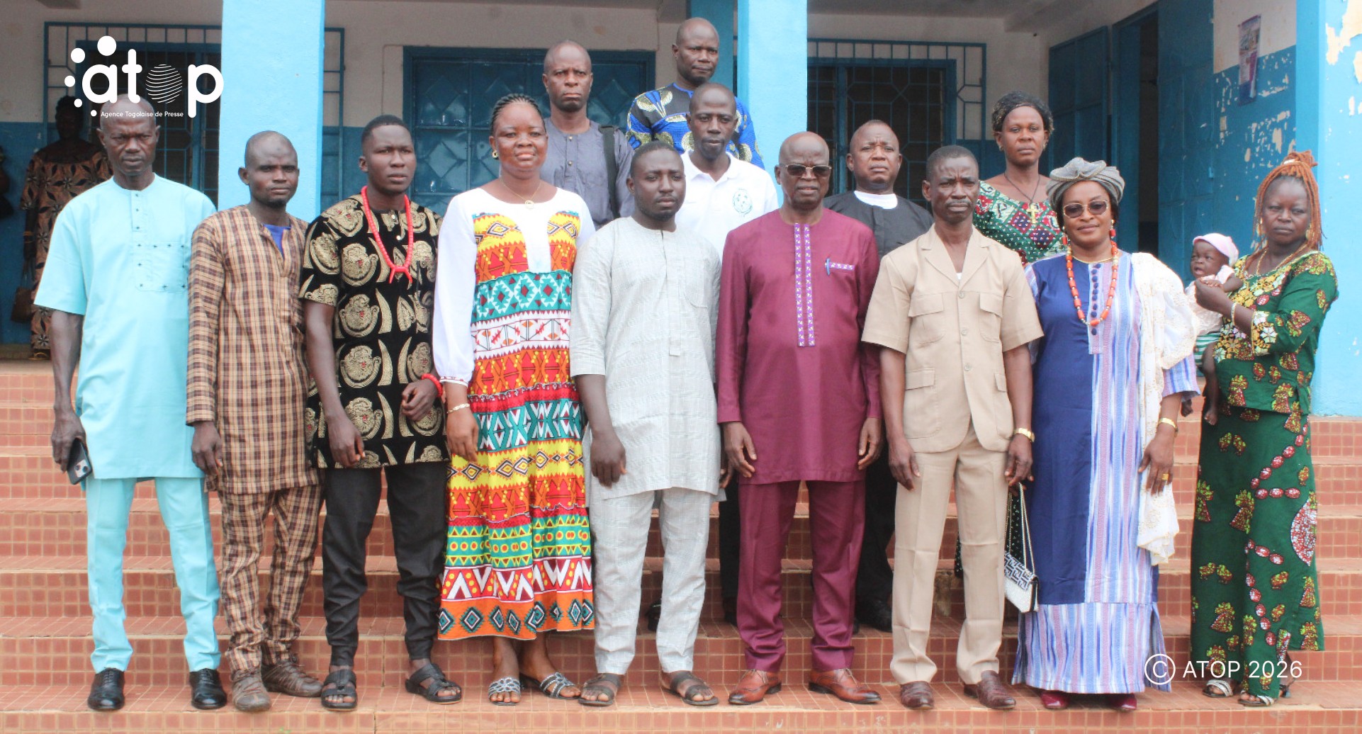 Savanes/Artisanat : Les nouveaux organes de la chambre régionale des métiers investis dans leurs fonctions 1 23 Le president du Conseil regional en marron et les membres des organes de la CRM en photo de famille